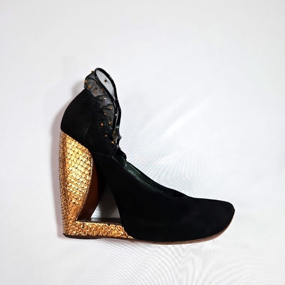 Marc Jacobs Vintage Block Wedge Cutout Black Suede shoes size 38.5 (8.5) - Picture 6 of 7